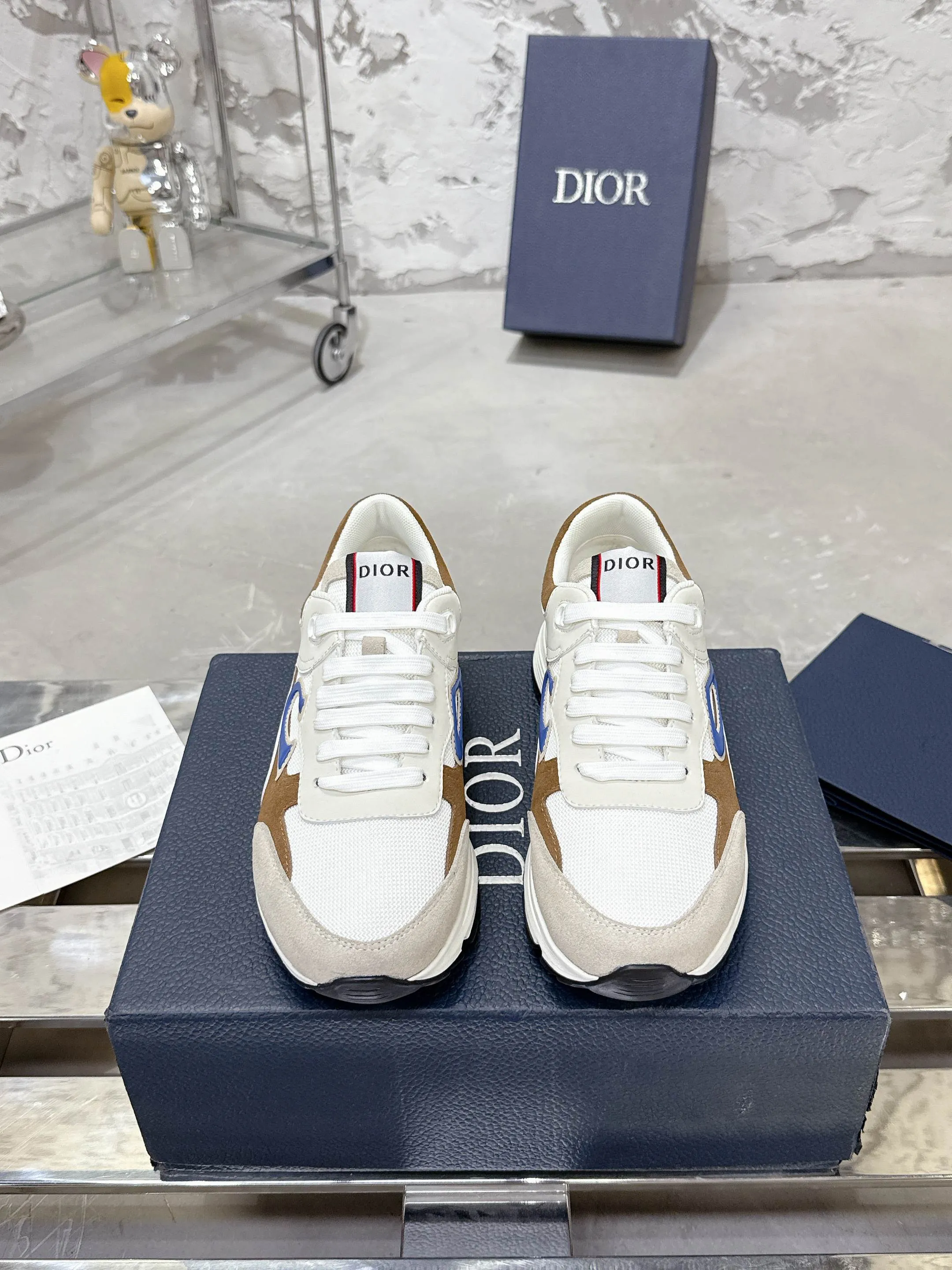 Men's men's shoes💰580💰 Dior Dior's latest color matching B30 series dad sneakers original 17960💰 purchased for development and production Brand new B30 sneakers Dad Shoes style shoes that follow the trend of the retro market The Dior logo on the tongue also indicates that this pair of shoes is the B30 model! B30 uses fine-textured leather and mesh cloth materials to form a shoe body. There are conspicuous letters CD on both sides of the shoe body to indicate identity. Many lines on the shoe body outline details to make the shoes look less monotonous and full of retro flavor. The delivery counter is exquisitely packaged🛍📦 ▪️Fabric: Original customized technical fabric + mesh ▪️Inner lining: Customized breathable lining ▪️Outsole: Original molded IP foam + TPU outsole ▪️Sole thickness: 3.5CM ▪️Size: Men's size 39-46 (Male size 38.45.46 customized)